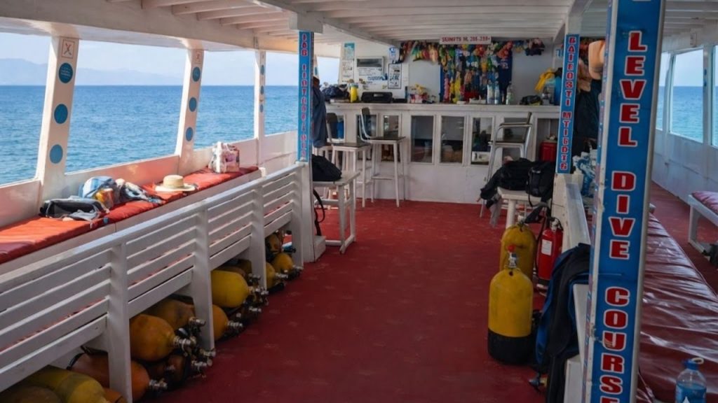 Antalya Dalış Turu Teknede Dinlenme molası